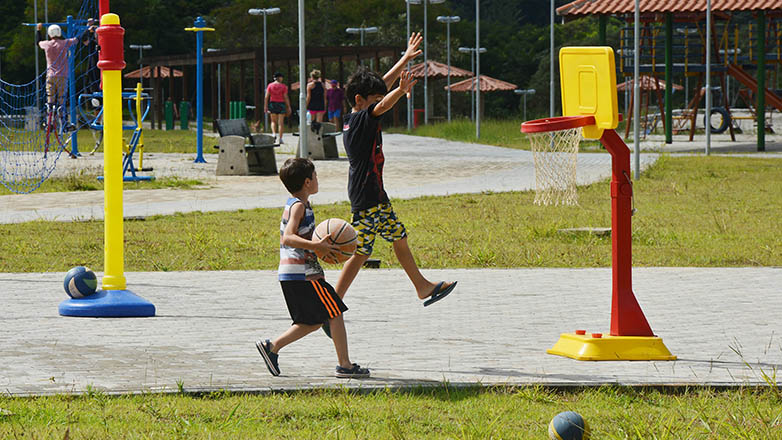 Frequentadores praticam atividades esportivas no Parque Ribeirão Vermelho