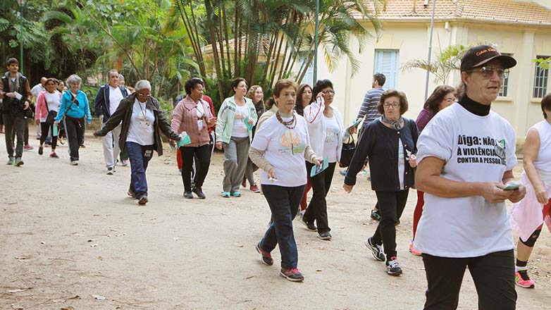 A caminhada, que aconteceu dentro do Parque Vicentina Aranha, envolveu idosos das unidades da Casa do Idoso, familiares e amigos