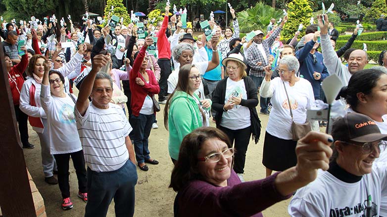 A caminhada, que aconteceu dentro do Parque Vicentina Aranha, envolveu idosos das unidades da Casa do Idoso, familiares e amigos
