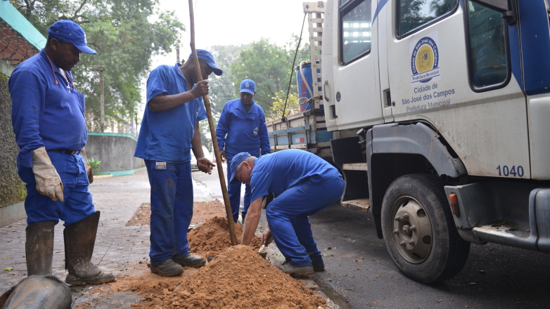 Funcionários plantam mudas na calçada da Avenida Major Antônio Domingues