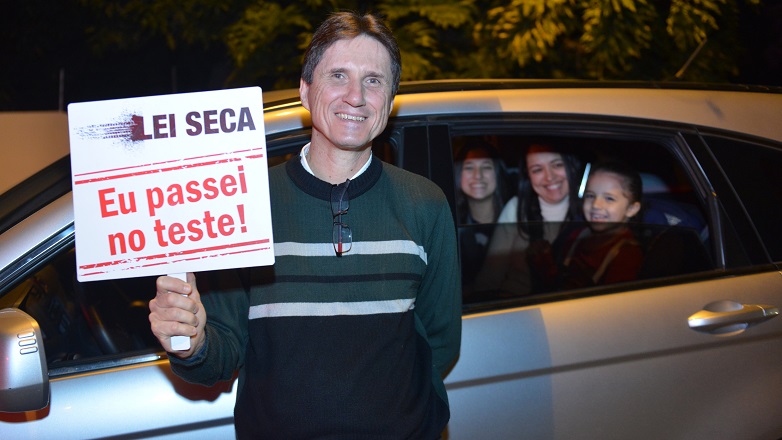 Motoristas exibem cartazes com apoio à Lei Seca