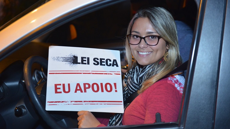 Motoristas exibem cartazes com apoio à Lei Seca