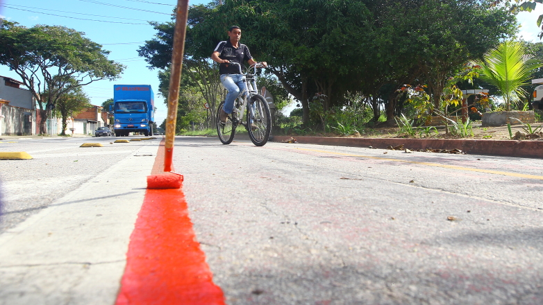Serviço de pintura na ciclovia instalada na Avenida Antonio Galvão Júnior, no bairro Galo Branco (região leste)