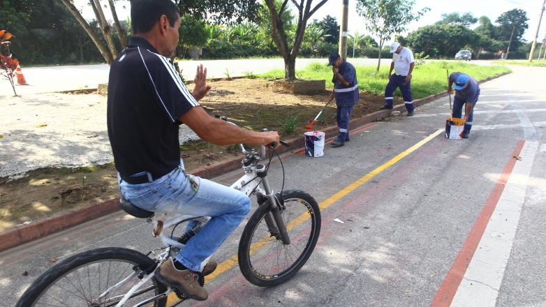 Serviço de pintura na ciclovia instalada na Avenida Antonio Galvão Júnior, no bairro Galo Branco (região leste)