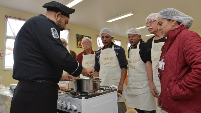 Participantes aprendem a preparar risoto de legumes na oficina de culinária com o chef Robson Marques