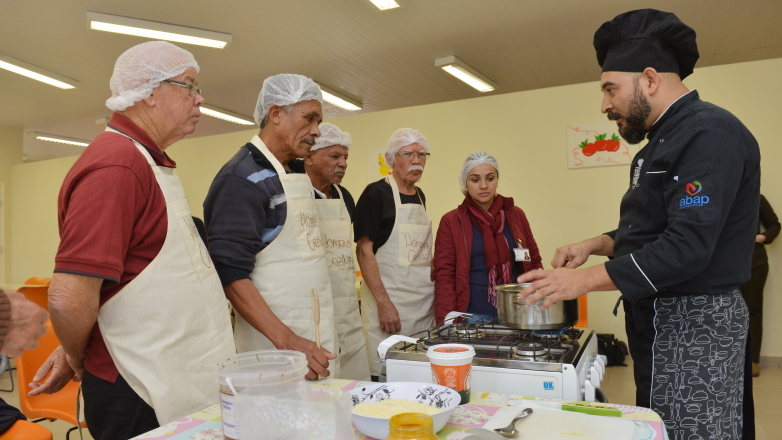 Participantes aprendem a preparar risoto de legumes na oficina de culinária com o chef Robson Marques