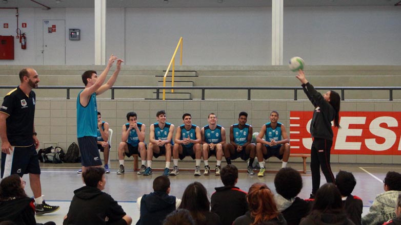 Alunos da Escola do Sesi participam de atividades na quadra com jogadores da equipe de vôlei masculino sub-21 do São José