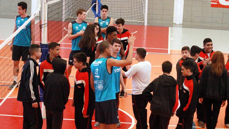 Alunos da Escola do Sesi participam de atividades na quadra com jogadores da equipe de vôlei masculino sub-21 do São José