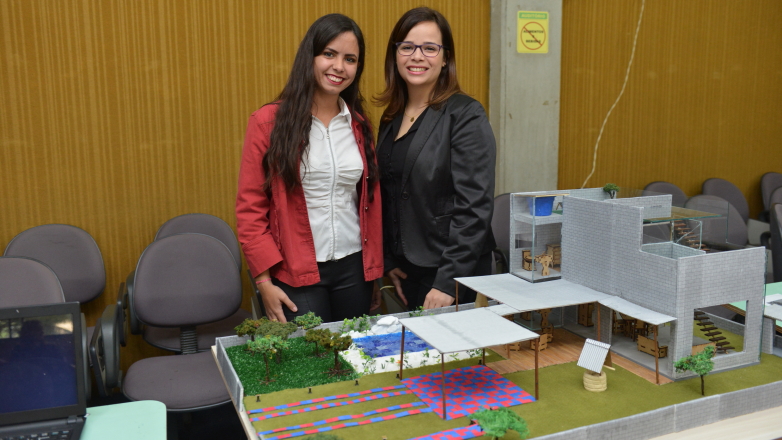 As alunas Ana Beatriz Pereira Laurentino (à esquerda) e Estela da Motta e Mello