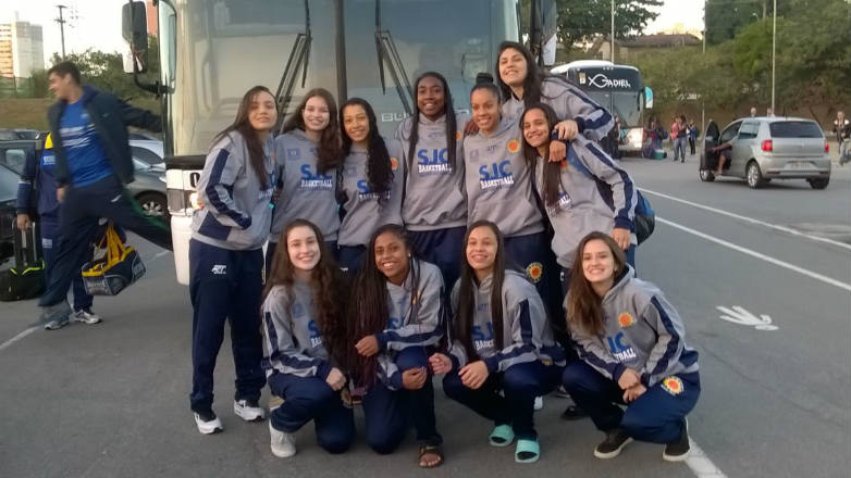 Equipe feminina de basquete para os Joguinhos antes do embarque para Presidente Prudente (SP), na manhã deste sábado (24)