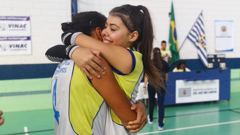 As meninas do sub-15 do São José/Atleta Cidadão, mantido pela Prefeitura, comemoraram o título de campeãs da 2ª Copa de Vôlei