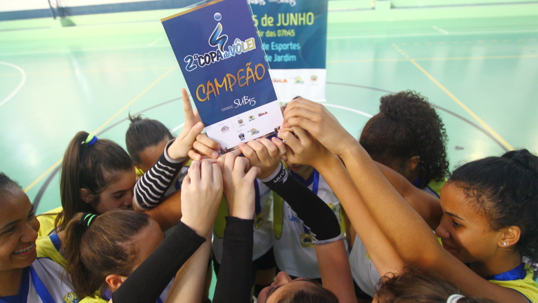 As meninas do sub-15 do São José/Atleta Cidadão, mantido pela Prefeitura, comemoraram o título de campeãs da 2ª Copa de Vôlei