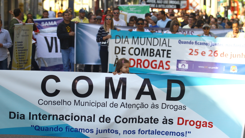 Caminhada em homenagem ao Dia Mundial de Combate às Drogas reuniu cerca de 250 pessoas na região central, no último domingo