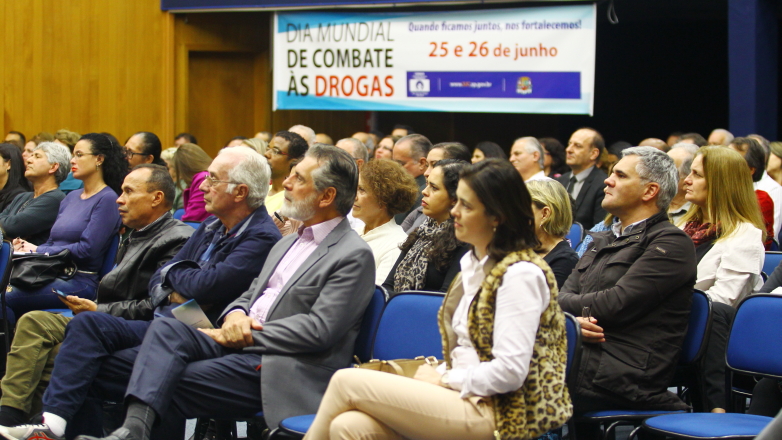 Fórum de Combate às Drogas, que foi realizado na Câmara Municipal e reuniu aproximadamente 200 pessoas