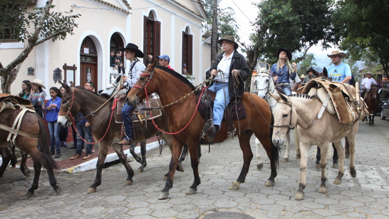 A 10ª Festa dos Tropeiros reuniu moradores e turistas neste sábado para a benção e o desfile de cavaleiros em São Francisco Xavier