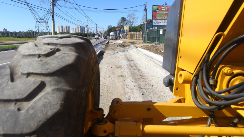 Obras na terceira faixa da Avenida Lineu de Moura