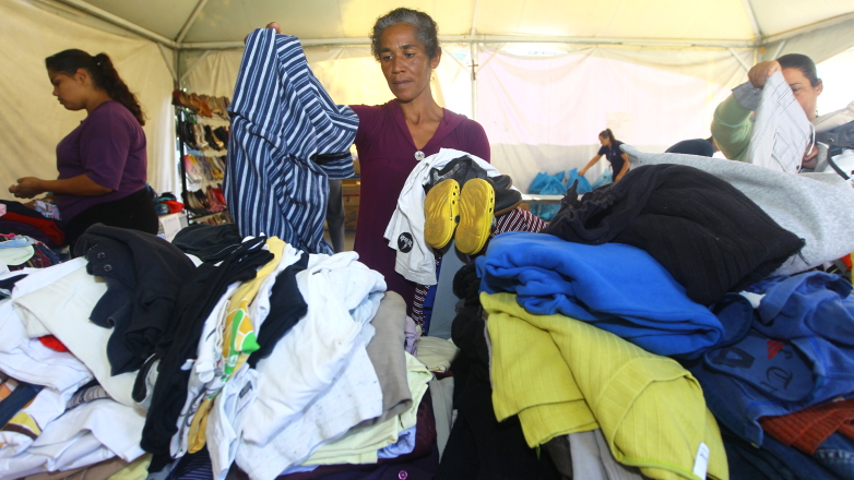 Cerca de 200 pessoas da comunidade Beira Rio, na região oeste, receberam peças de roupas e sapatos