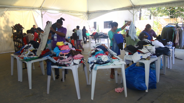 Cerca de 200 pessoas da comunidade Beira Rio, na região oeste, receberam peças de roupas e sapatos