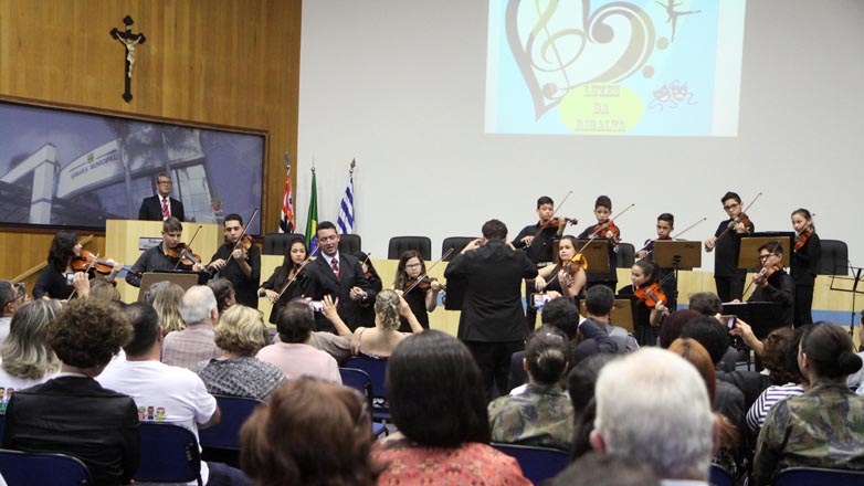 Apresentação musical no encontro, que foi realizado na Câmara Municipal e reuniu representantes do poder público e da sociedade