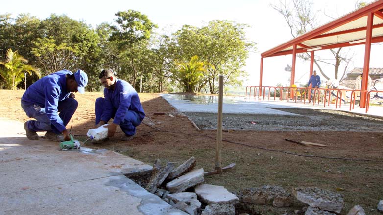 Trabalhadores fazem manutenção no Parque Alberto Simões