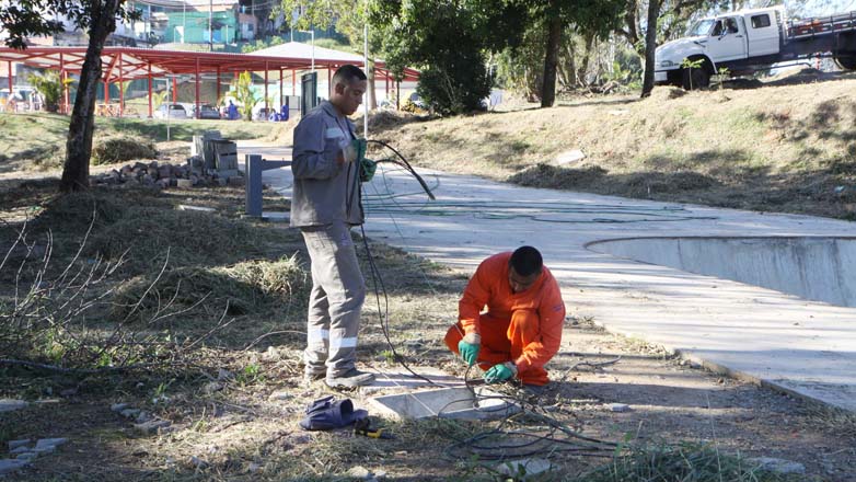 Trabalhadores fazem manutenção no Parque Alberto Simões
