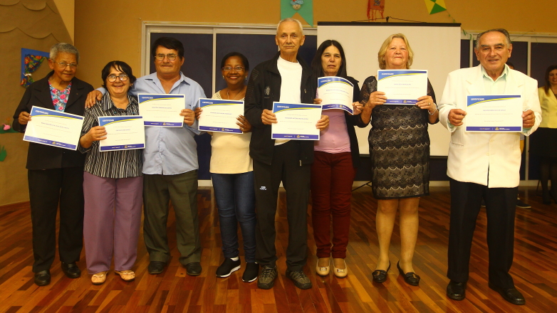 Os frequentadores que participaram das aulas receberam os certificados durante evento solene realizado na Casa do Idoso Sul