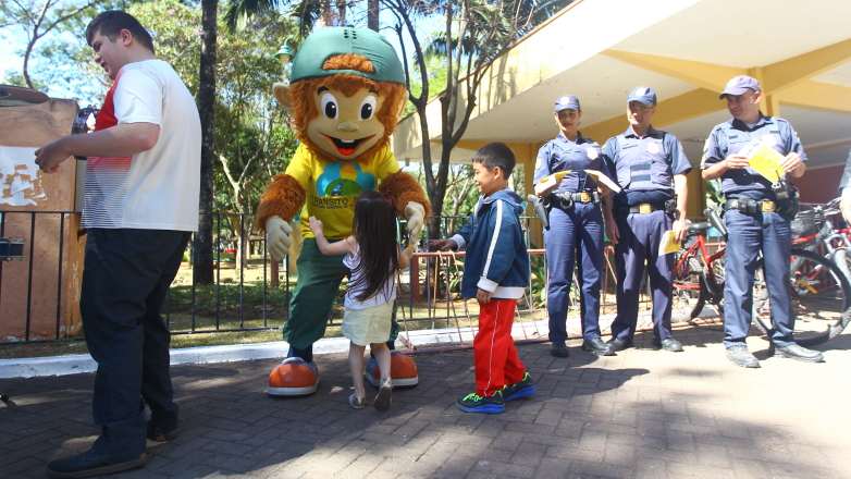 Mico e bonecões orientam sobre o trânsito seguro nas portas das escolas  