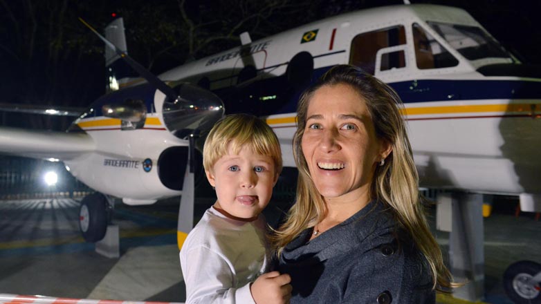Daniela Davoli com o filho ao lado do avião
