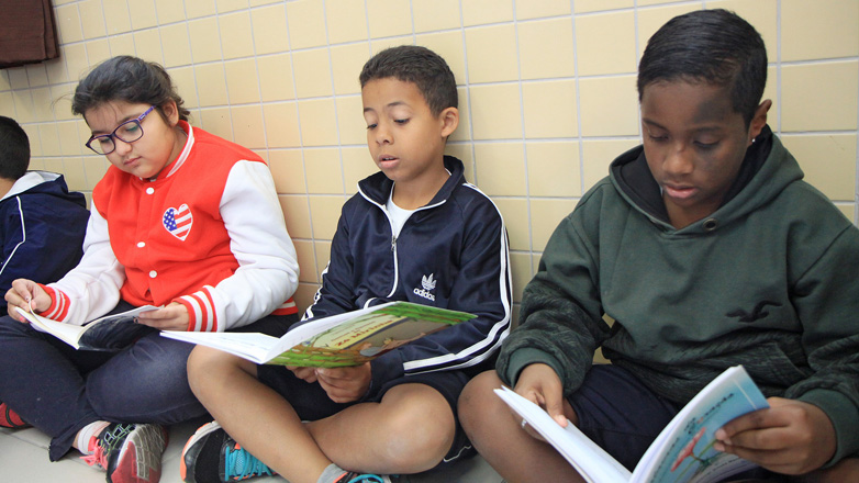 Estudantes do quarto e quinto ano da Escola Municipal Therezinha do Menino Jesus participam de encontro literário
