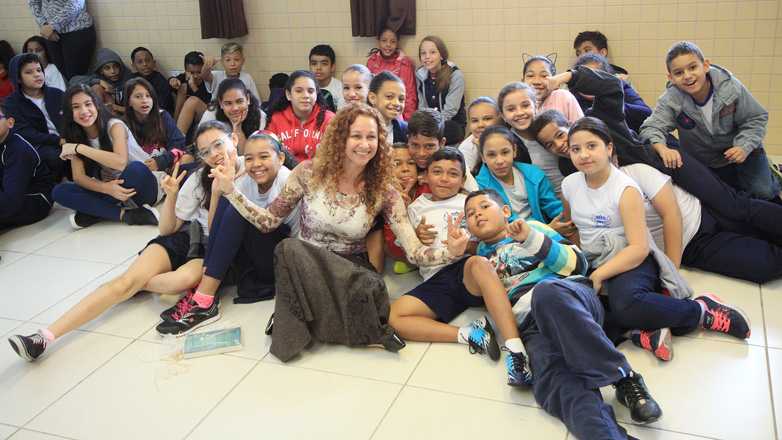 Estudantes do quarto e quinto ano da Escola Municipal Therezinha do Menino Jesus participam de encontro literário