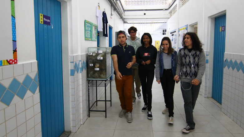 Integrantes do projeto Bússola e alunos da Escola Municipal Maria Amélia Wakamatsu