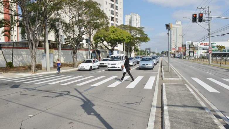 Semáforo com botoeira na esquina da avenida Cassiano Ricardo com a rua Benedito Osvaldo Lecques
