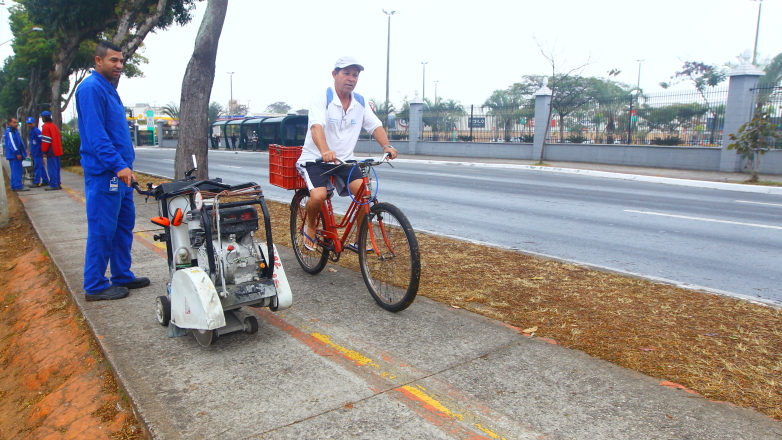 Ciclistas na ciclovia da Avenida Andrômeda