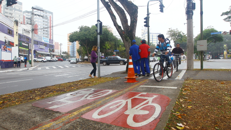 Ciclistas na ciclovia da Avenida Andrômeda