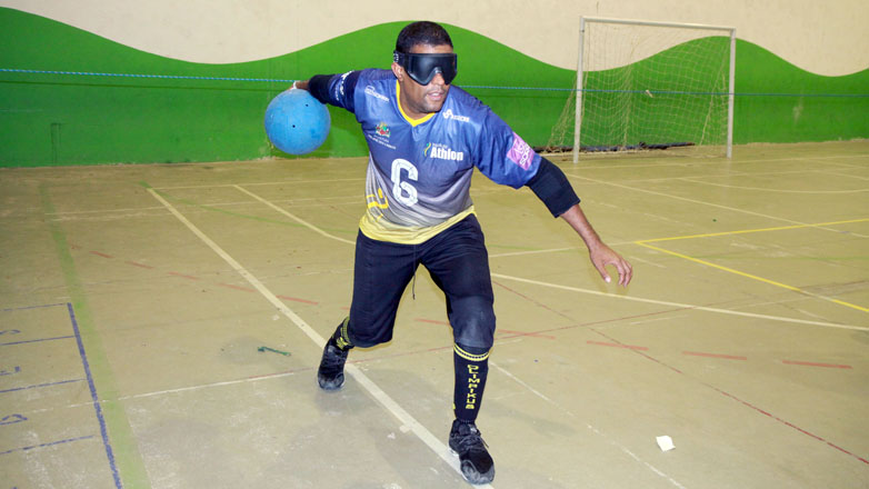 pessoas com deficiência visual têm a oportunidade de praticando goalball 