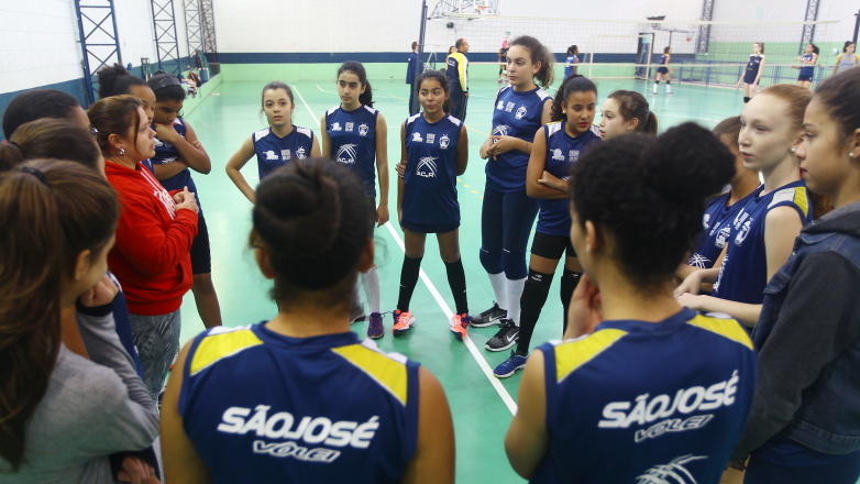 Bianca Abreu, 11 anos, 1,78m, mudou a agenda de compromissos para intensificar os treinos de vôlei