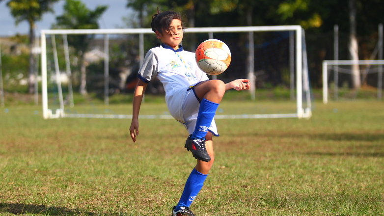 Bianca Abreu, 11 anos, 1,78m, mudou a agenda de compromissos para intensificar os treinos de vôlei