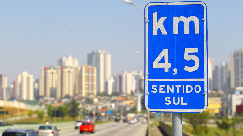 Foram instaladas 52 placas indicativas de quilometragem no Anel Viário, entre o cruzamento com a avenida Eng. Sebastião Gualberto até o viaduto Kanebo 