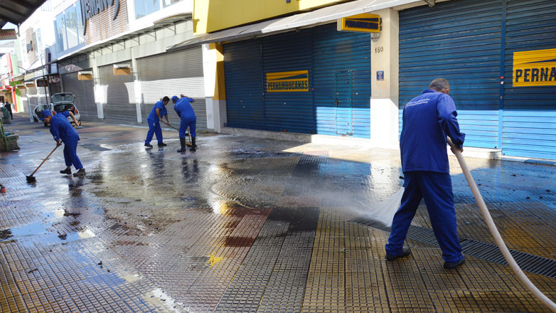As equipes da Prefeitura também limparam as canaletas do calçadão e das ruas Rubião Júnior, Sebastião Humel, Coronel José Monteiro e Siqueira Campos, retirando 1.800 litros cúbicos de materiais 