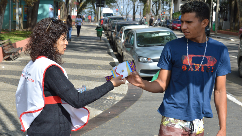 Agentes de saúde de São José fazem campanha de prevenção na praça Afonso Pena