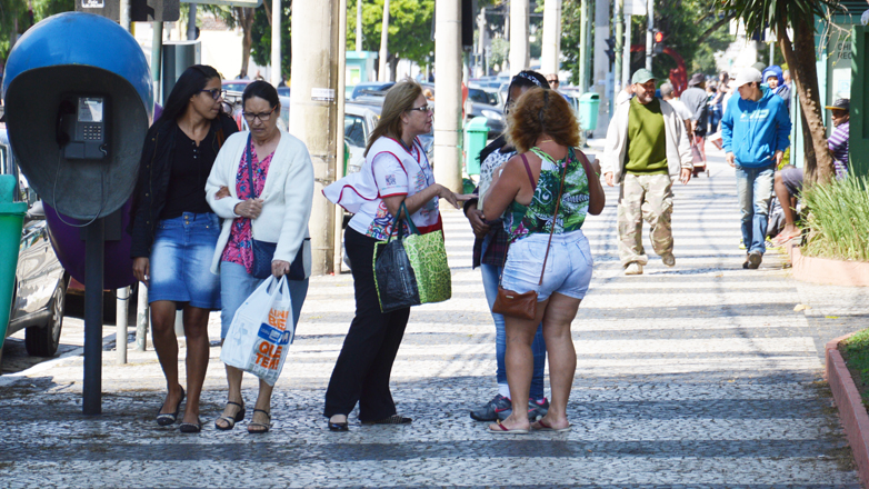 Agentes de saúde de São José fazem campanha de prevenção na praça Afonso Pena