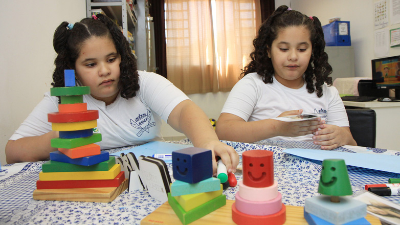 Entre os alunos da rede que já são acompanhados pelo Gaia, por meio do projeto Germina, estão as gêmeas Juliana e Mariana Santos, 7 anos, da Emef Profª Terezinha do Menino Jesus Nascimento