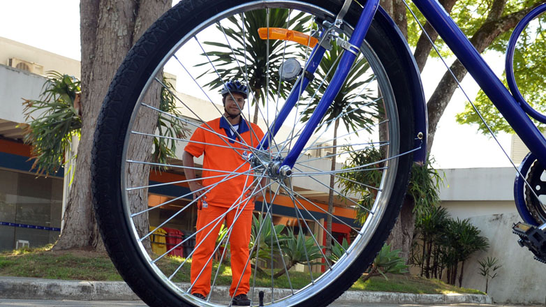 Varrição das ruas de São José será fiscalizada por funcionários com bicicletas