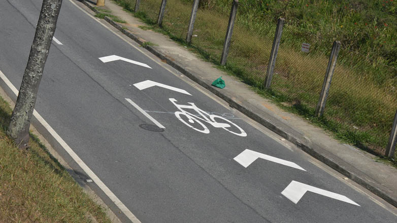 A orientação é para que os motoristas reduzam a velocidade e fiquem atentos aos tráfego de pedestre e ciclistas