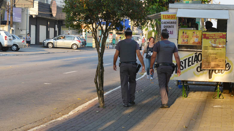Os policiais percorrem os principais corredores comerciais como as avenidas Iguape, Cassiopéia e Perseu