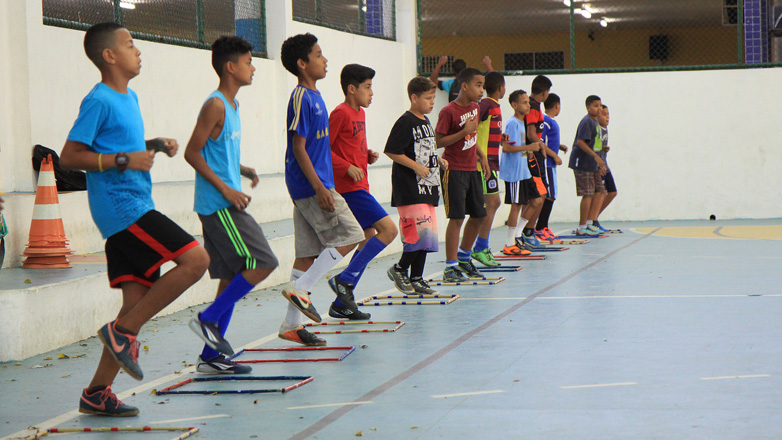 As unidades participantes do Escola Ativa podem escolher entre futsal, handebol, vôlei e basquete