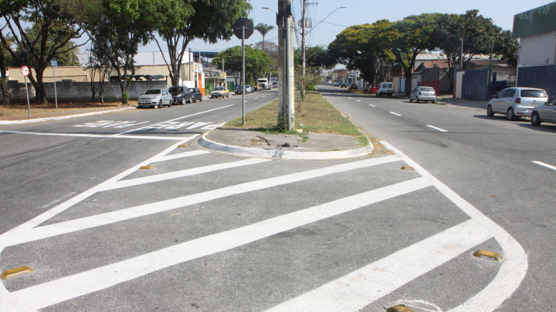 A sinalização horizontal, como pintura de faixas de pedestre, delimitação de vagas, entre outras, já foi concluída em todo o bairro