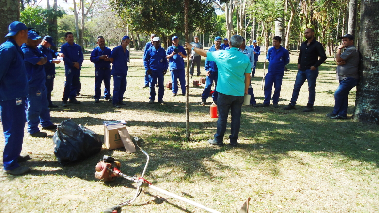 A capacitação aconteceu no Parque da Cidade, onde a equipe foi instruída a proteger os caules das árvores