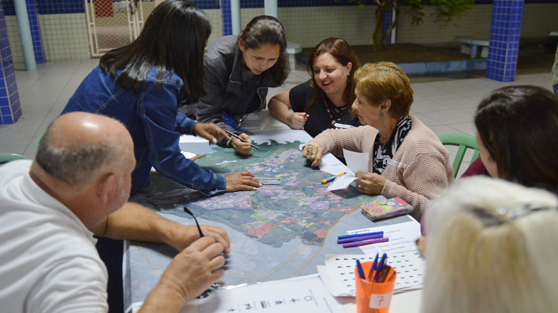 Divididos em grupos, os moradores participaram ativamente da oficina após a apresentação feita pela equipe técnica
