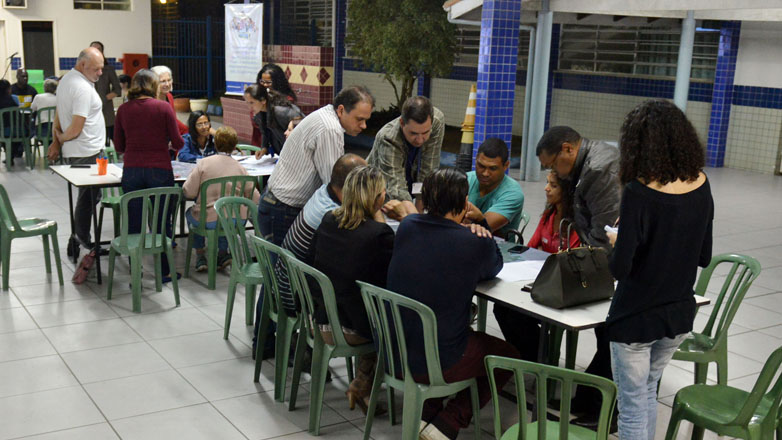 Divididos em grupos, os moradores participaram ativamente da oficina após a apresentação feita pela equipe técnica